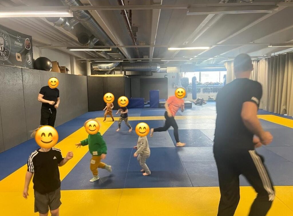 Kuva tehtaan tenavien harjoituksista